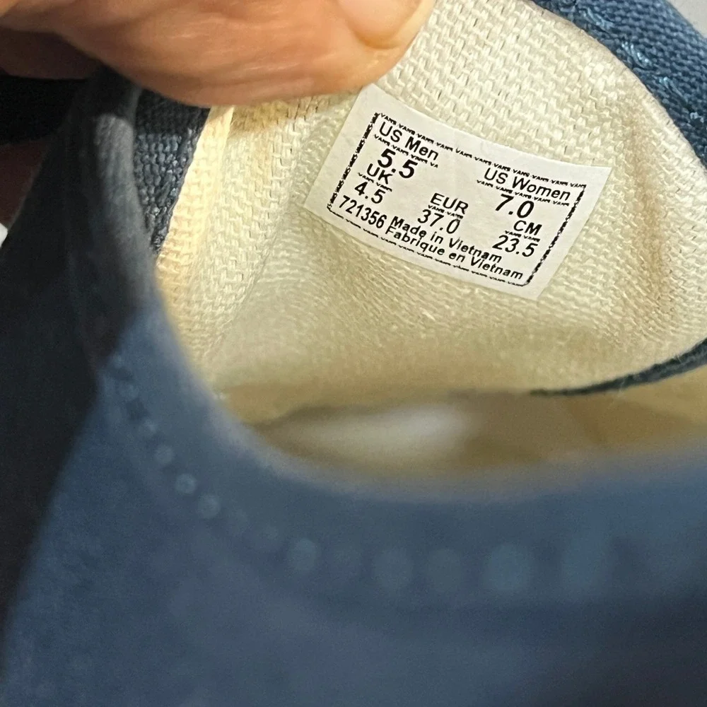 Vans Authentic Sneakers Womens 7 Mens 5.5 Navy Blue Gum Sole Low Top Skate Shoes - Picture 7 of 7